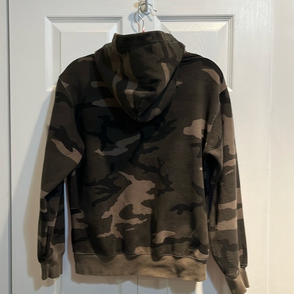 ❤️SOLD❤️TNA Green Camo Hoodie - Picture 3 of 8